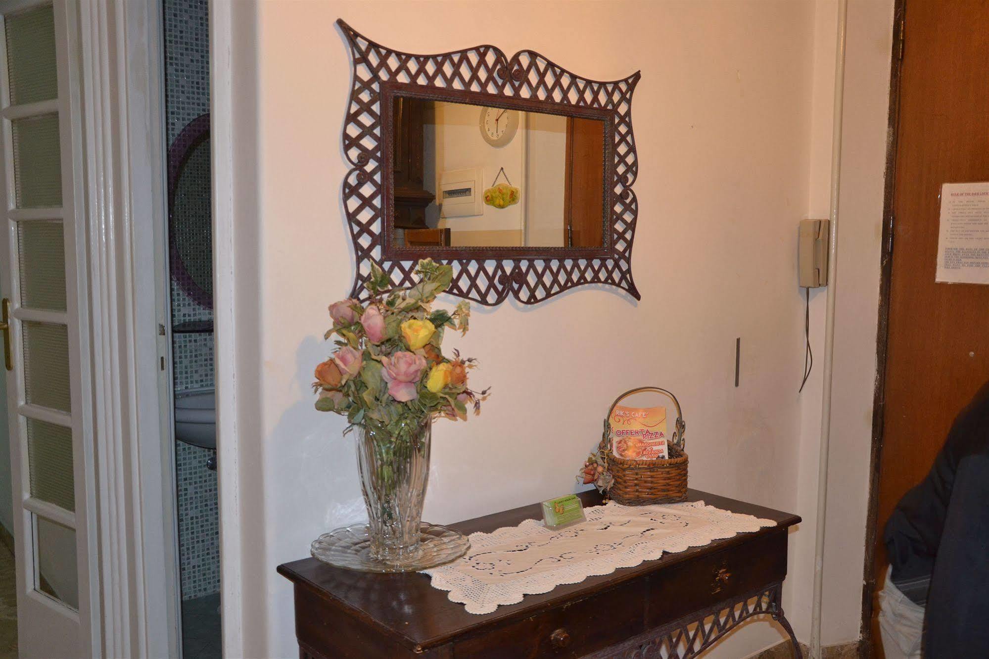 Lucky House Hotel 2*